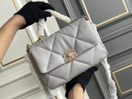 Chanel Lambskin bag Elegant versatile handbag